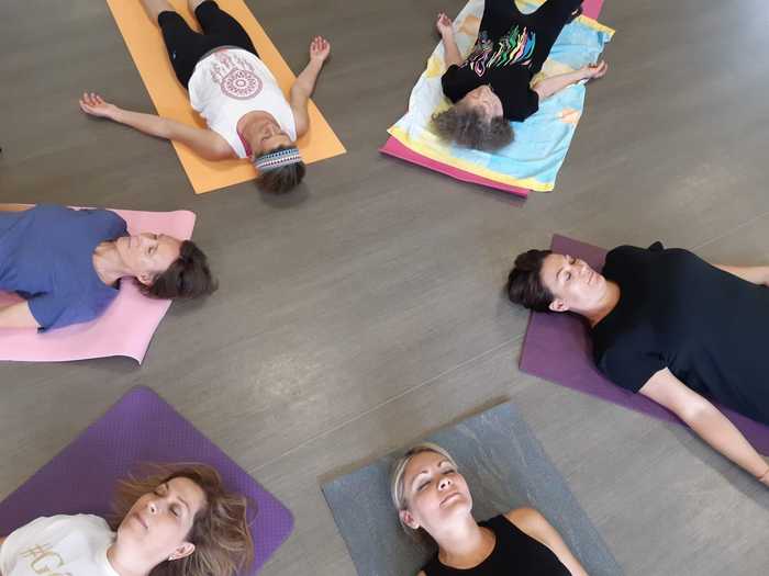 Eleves en pleine séance de yoga et détente dans le val d'oise